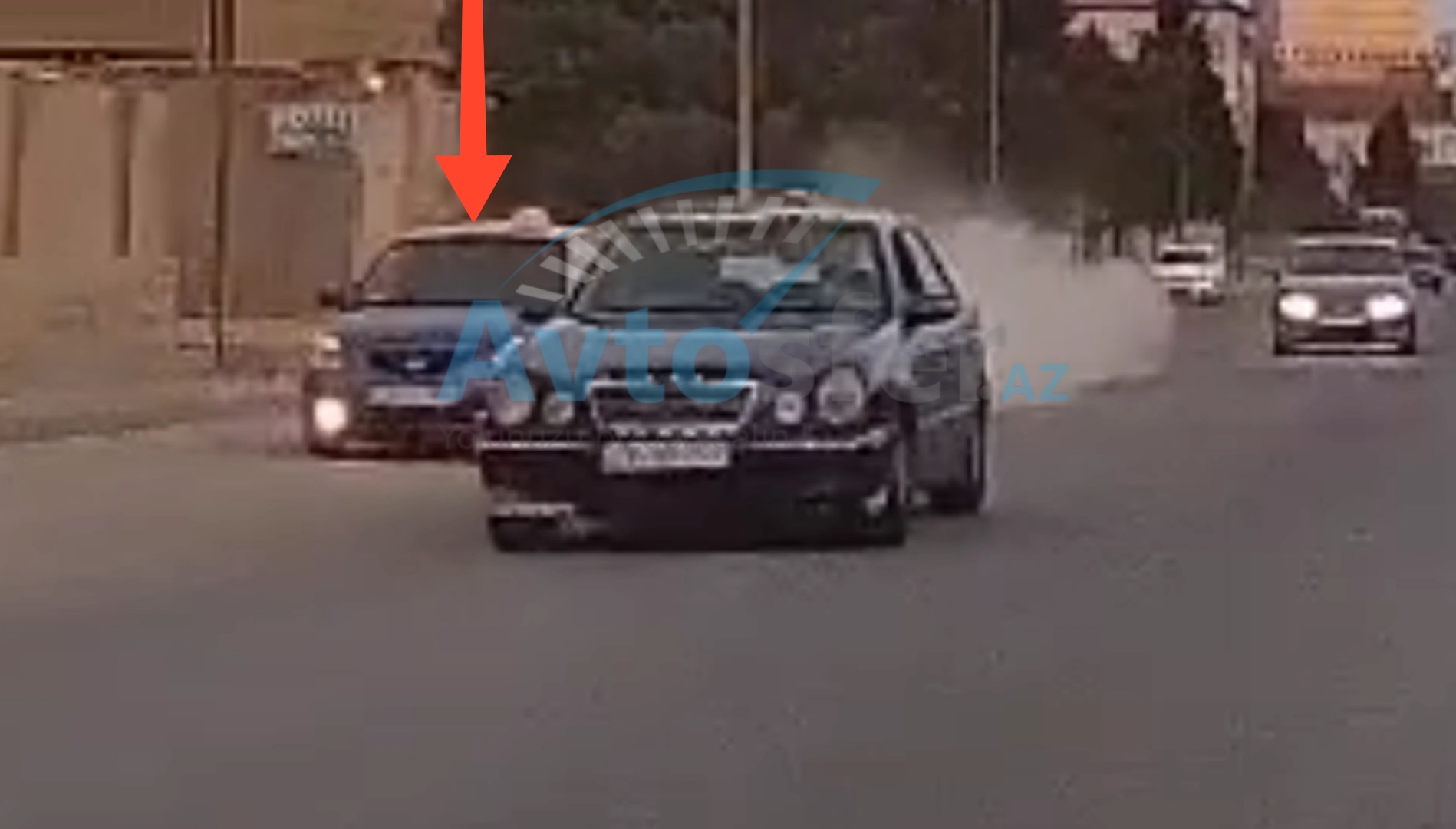 Bakıda yarışa çıxan taksi sürücüsü toz qoparıb görünüşü çətinləşdirdi - VİDEO