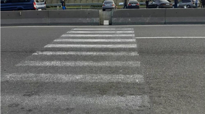 Bu dairədə piyada keçidi bağlandı: “Başqa keçid yoxdur” 