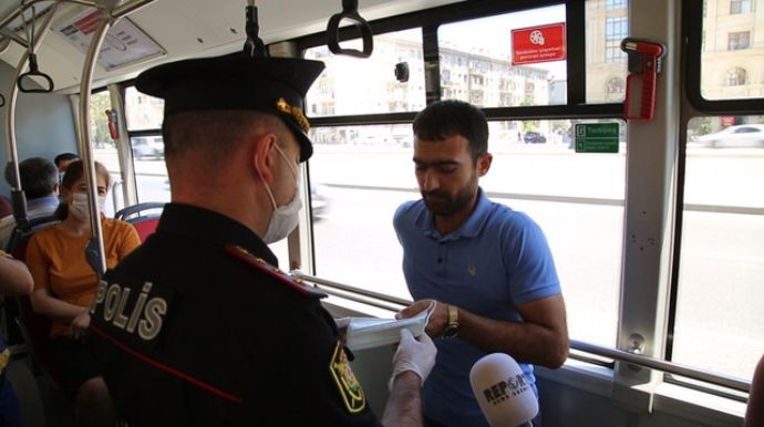 Bakıda polis sərnişinlərin maskadan istifadəsi ilə bağlı reyd keçirib   - VİDEO