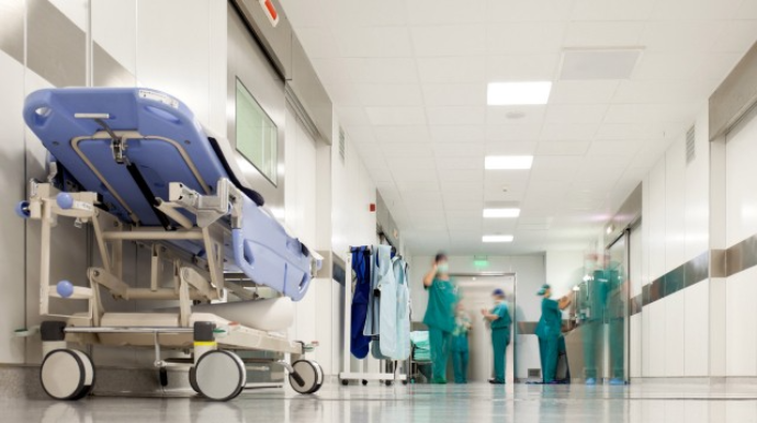 Abşeronda dəhşət:  Küləyin qopardığı dam örtüyü kişinin qarnını deşdi