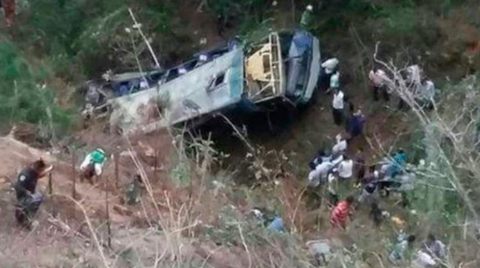 Mexikoda avtobus ödəniş məntəqəsinə çırpılıb, onlarla insan yaralanıb 