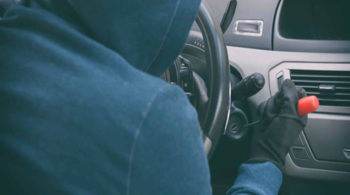 Şamaxıda yeniyetmə avtomobil qaçırdı 