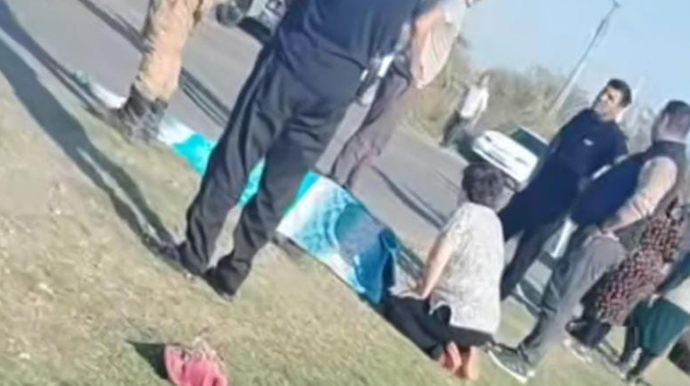 İki avtomobil toqquşdu, yol kənarındakı piyada öldü - FOTO