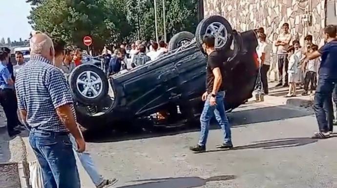 Qubada sükanı buraxan sürücü maşını aşırdı    - VİDEO