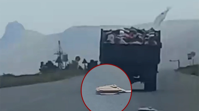 Грузовик ЗИЛ создал антисанитарную ситуацию на магистрали - ВИДЕО