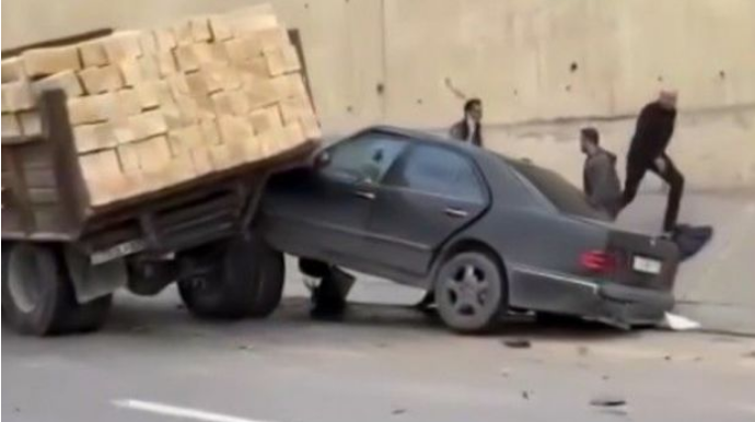 Bakı-Qazax yolunda ağır qəza: “Mercedes” ZİL-ə çırpıldı - VİDEO