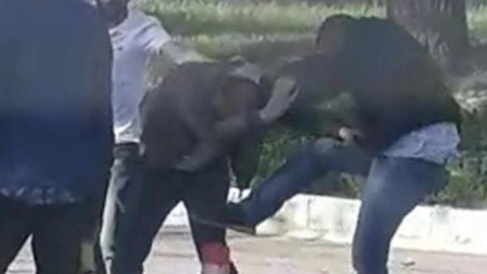 Tələbə qıza sataşan 40 yaşlı kişini küçənin ortasında döydülər