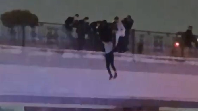 "20 Yanvar" körpüsündən özünü atmaq istəyən şəxs belə xilas edildi - VİDEO 