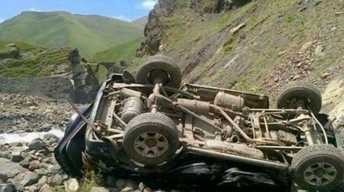 В Габале автомобиль скатился в овраг, есть погибший