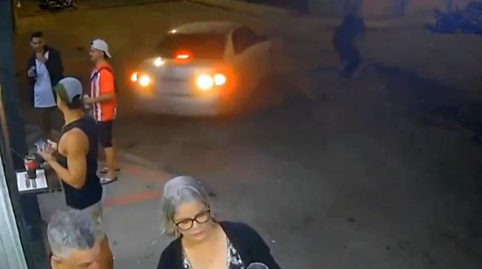 Maşını arxaya verən vəsiqəsiz qadın sürücü 5 nəfəri vurub qaçdı - VİDEO 