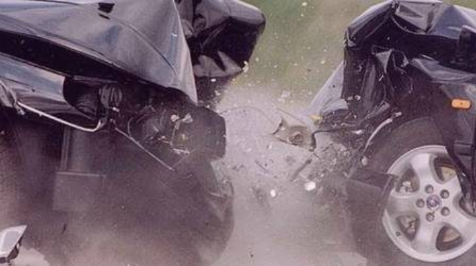 Qazaxda iki maşın toqquşub, iki nəfər xəsarət alıb