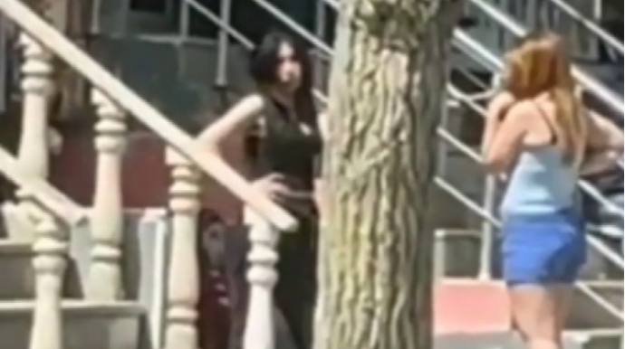 Bakıda müştəri çağıran mini ətəkli qızlar - SİQARET, PİVƏ...  - VİDEO