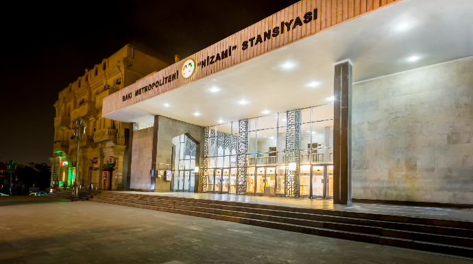 Nizami metrosunun yaxınlığında yol çökdü - FOTO  