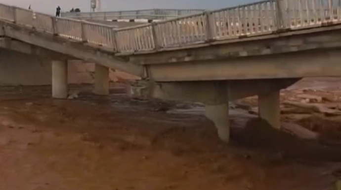 Körpü uçdu, 2 ölkəni birləşdirən yol bağlandı 