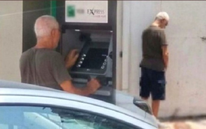 Məşhur müğənni təbii ehtiyacını küçədə ödədi - FOTO