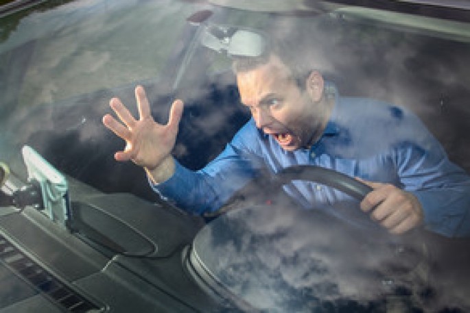 Qəzanı törədən sürücünün burnunu qırdı - Bakıda   