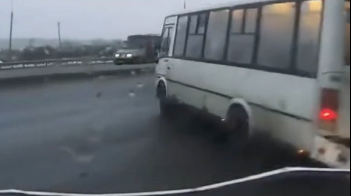 Yolda sürüşən marşrut avtobusu qəzaya düşdü - VİDEO