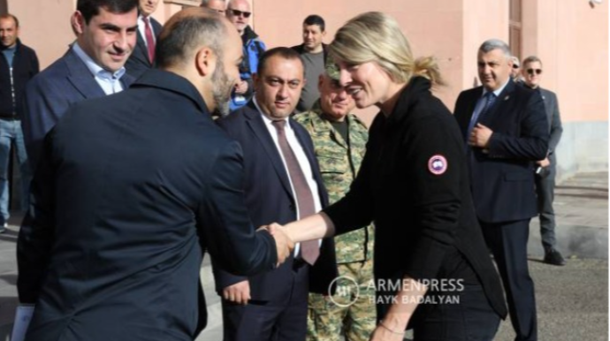 Kanadanın XİN rəhbəri Ermənistan-Azərbaycan sərhədinə getdi 