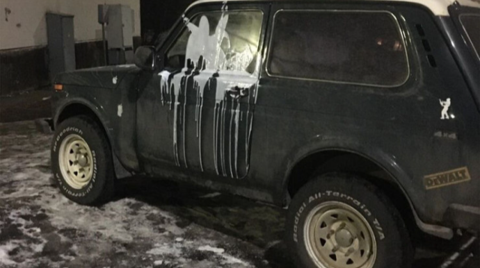 Düzgün park edilməyən maşınlara qatıq tökür 