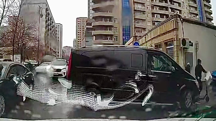 Şəhərin mərkəzində “Mercedes” əks istiqamətdən gələn skuterlə toqquşdu   - VİDEO