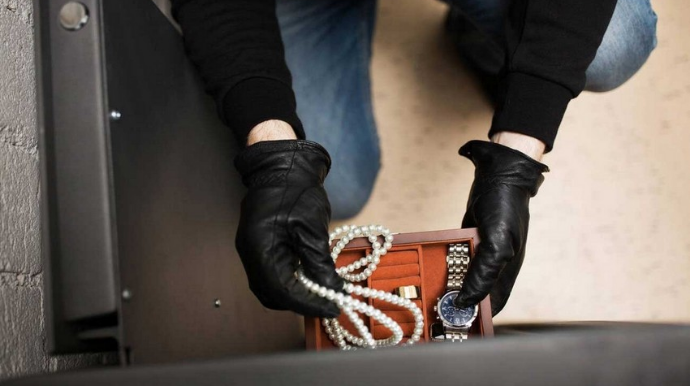 Bakıda qadın evdən 15 min manatlıq qızıl oğurlayıb