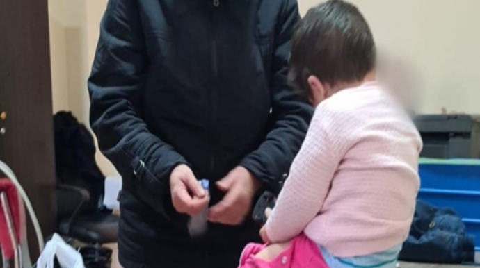 Azərbaycanda ŞOK OLAY: 2 yaşlı uşağı qonşuya atıb getdilər