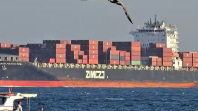 Ticarət gəmisinə raket atıldı