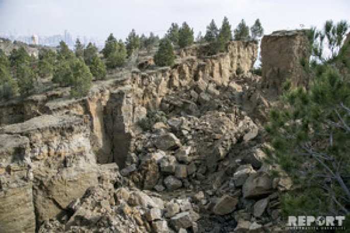Nazirlik: “Bayıl sürüşmə zonasında torpaq qatı ağırlaşıb, ərazidə onlarla çat var”
