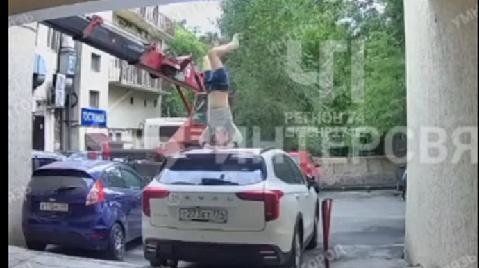 Yeniyetmə qız hündürlükdən başıüstə “Haval”ın üstünə düşdü - VİDEO 