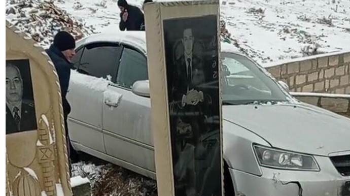 "Prius"un vurduğu qəbir daşını indi də "Sonata" əzdi - Azərbaycanda qəribə qəza   - VİDEO