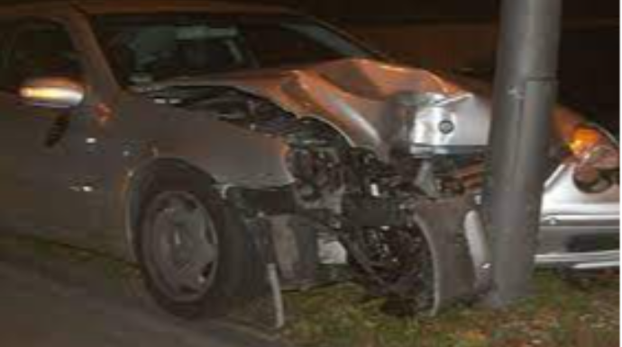 “Mercedes” işıq dirəyinə çırpıldı