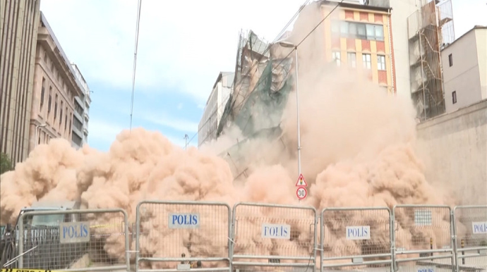 İstanbulda beşmərtəbəli bina çökdü  - VİDEO