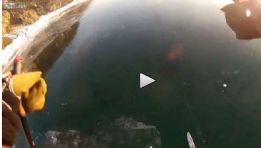 Donmuş göl üzərində qorxulu avtomobil yarışı – VİDEO