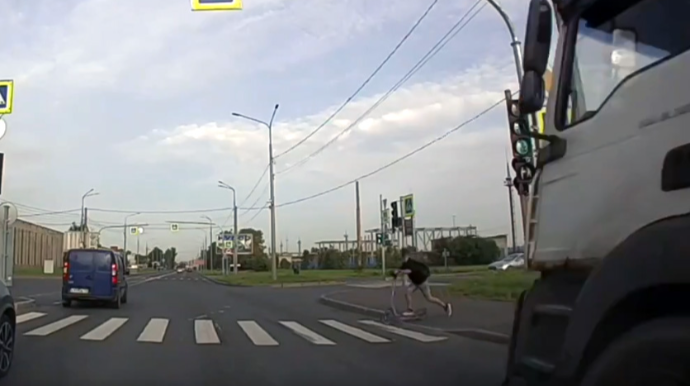 Keçiddə gözləməyə səbri çatmayan skuter sürücüsünü yük maşını vurdu  - VİDEO