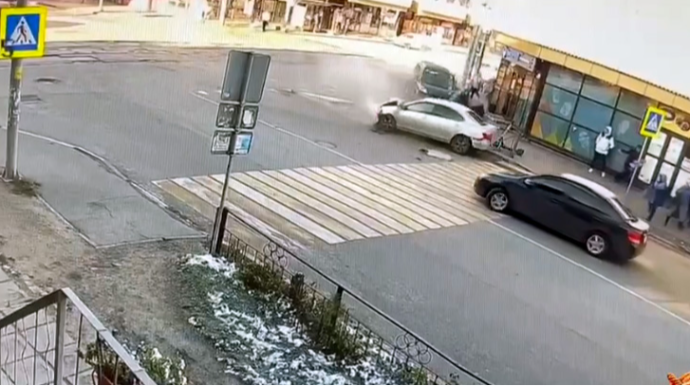 Yol polisindən qaçıb iki maşını vurdu, barəsində 8 protokol yazıldı – Vəsiqəsi də yoxdur - VİDEO 