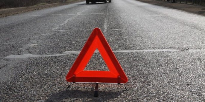 Gəncədə yük maşını xəndəyə düşdü: sürücü xəsarət alıb