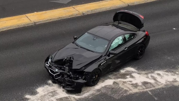 Sumqayıtda avtomobil qəzası baş verdi, sürücü xəsarət aldı