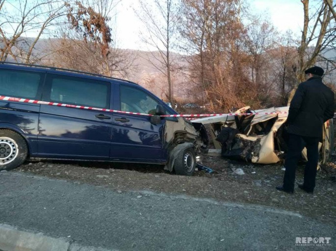 Qaxda mikroavtobusla minik avtomobili toqquşub, ölən var - VİDEO