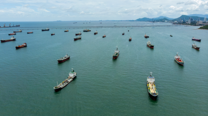 Hörmüzdə 350-dən çox tanker İrandan icazə gözləyir 