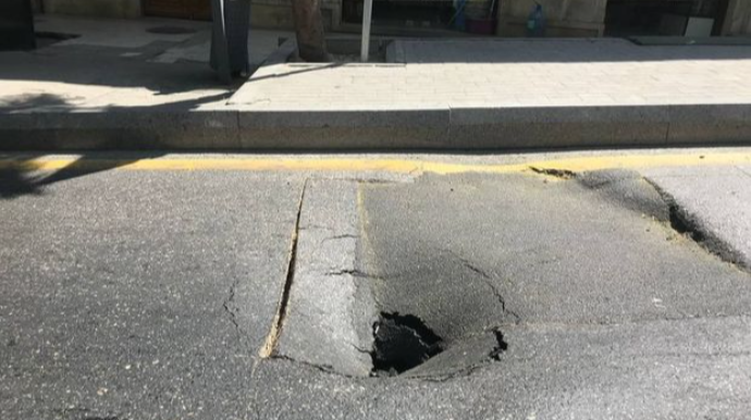 Sürücülərin NƏZƏRİNƏ:  Metrostansiya yaxınlığında yol çökdü  - FOTO