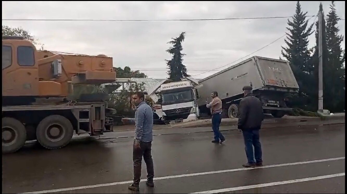 İdarəetməni itirən sürücü  yük maşınını yol kənarına aşırdı   - VİDEO