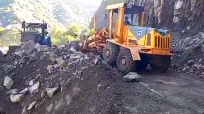 Дорога Исмаиллы-Лахыдж-Буровдал очищена от камней, движение восстановлено  - ВИДЕО