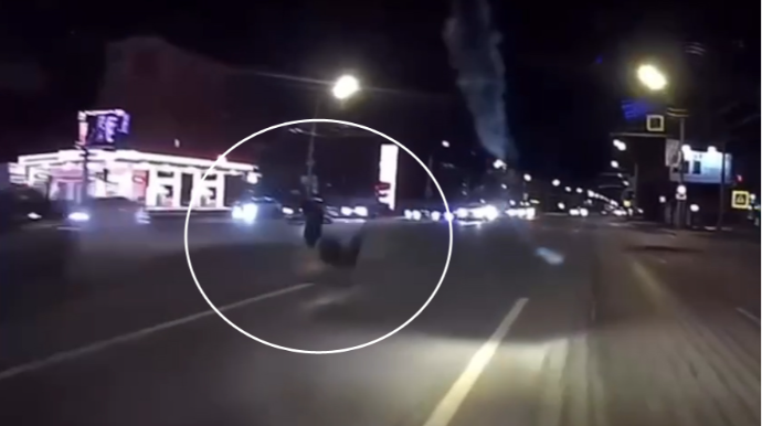 Qaydaları kobud şəkildə pozan motosikletçi ağır qəzaya səbəb olub - VİDEO 
