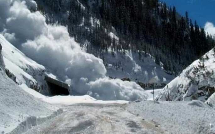 Quba-Xınalıq yolunda 4 yerdə qar uçqunu olub