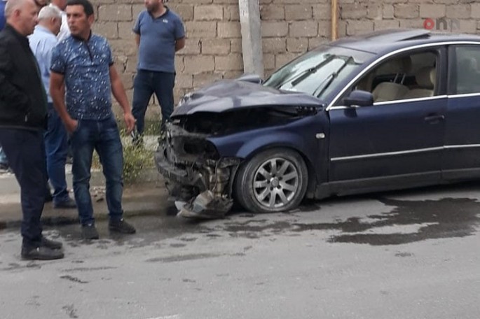 Bakıda "Volkswagen" "Mercedes"lə toqquşdu: yaralılar var - FOTO