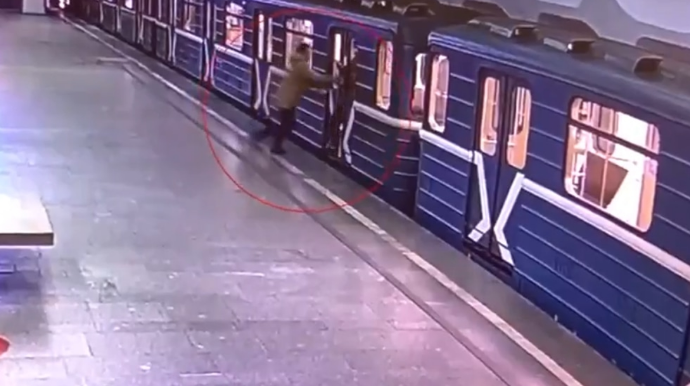 Sərnişinin telefonunu oğurladı özünü də vaqonun içinə itələdi - VİDEO