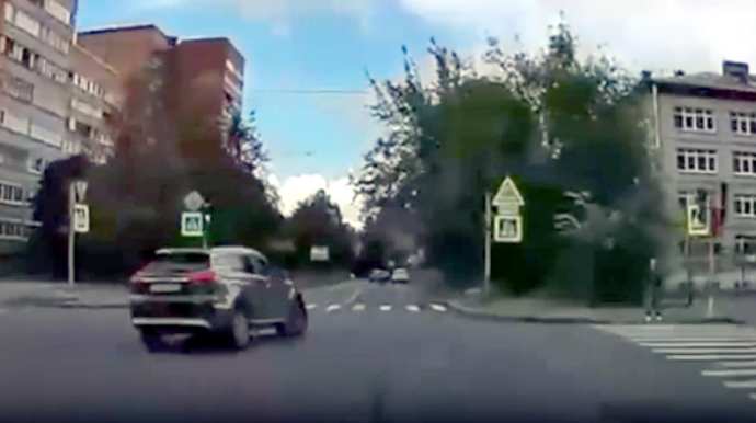 Sola dönüb sonradan fikrini dəyişən qadın sürücü qəzaya səbəb olub - VİDEO 