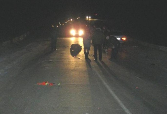 Maşın beton maneəyə çırpıldı: 2 yaralı - Yevlaxda