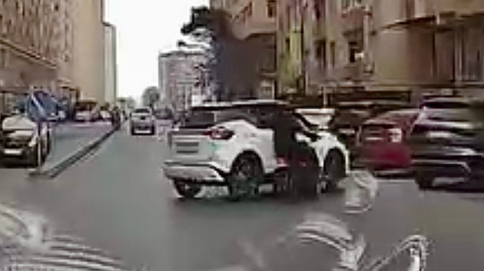 Xırdalanda necə gəldi manevr edən sürücü qəza törətdi -REAL VİDEO