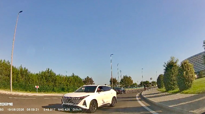 “Changan” əks yola çıxdı, skuter sürücüsü də ondan geri qalmadı   - VİDEO